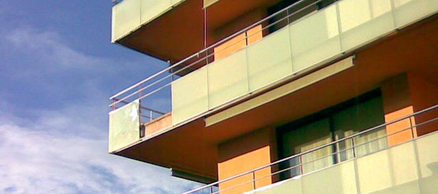 Cristal de una terraza completamente cado y otro completamente resquebrajado en la calle Cunit de Gavà Mar por un fuerte temporal de viento (24 de Enero de 2009)